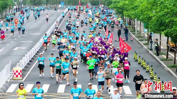 2024慈溪半程马拉松鸣枪开跑，约六千名跑者参与