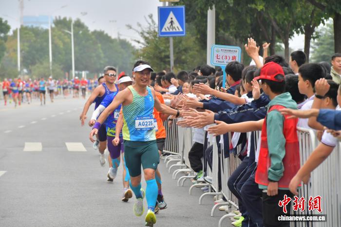 2025天门马拉松鸣枪开跑 两万跑者共赴陆羽故里生
