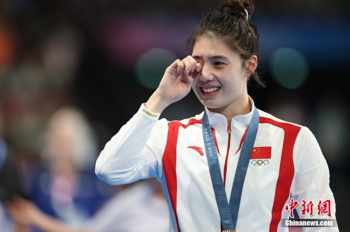 张雨霏巴黎奥运女子100米蝶泳摘铜泪洒颁奖台