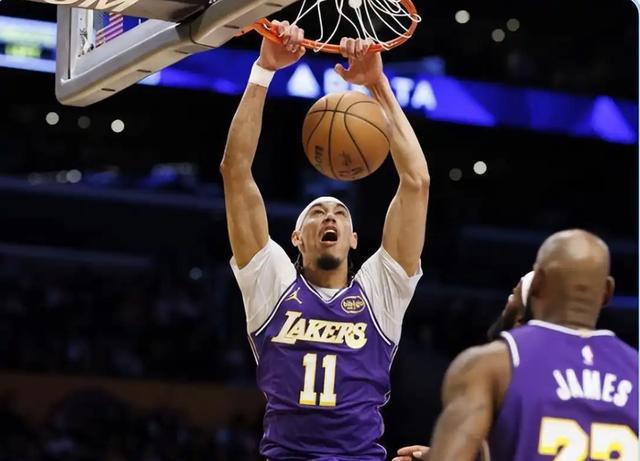 海斯爆发砍21+10 领跑湖人逆转步行者