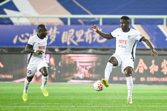 山东泰山主场迎战大连英博，争胜关键战