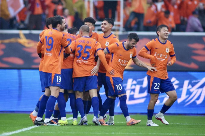 山东泰山主场迎战大连英博，争胜关键战