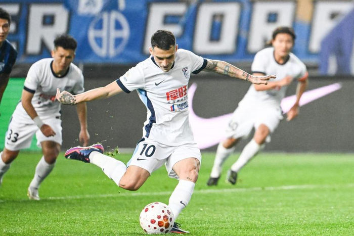 山东泰山主场迎战大连英博，争胜关键战