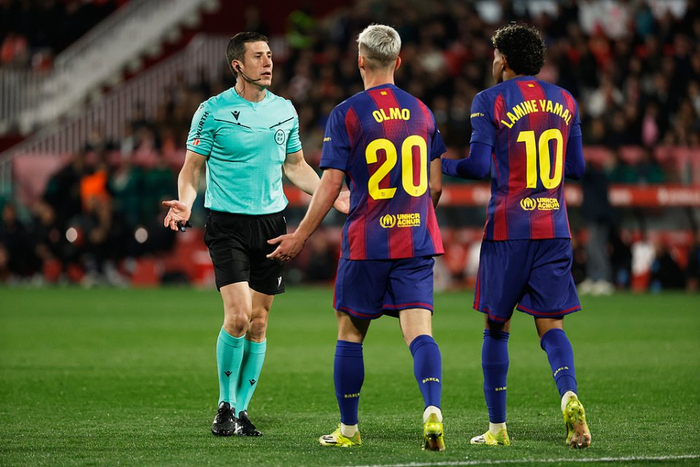 巴萨中锋人选引热议 奥尔莫伪九号成关键变量