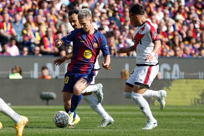 巴萨中锋人选引热议 奥尔莫伪九号成关键变量